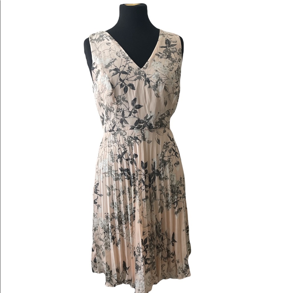 Banana Republic pleated floral dress. Size 8